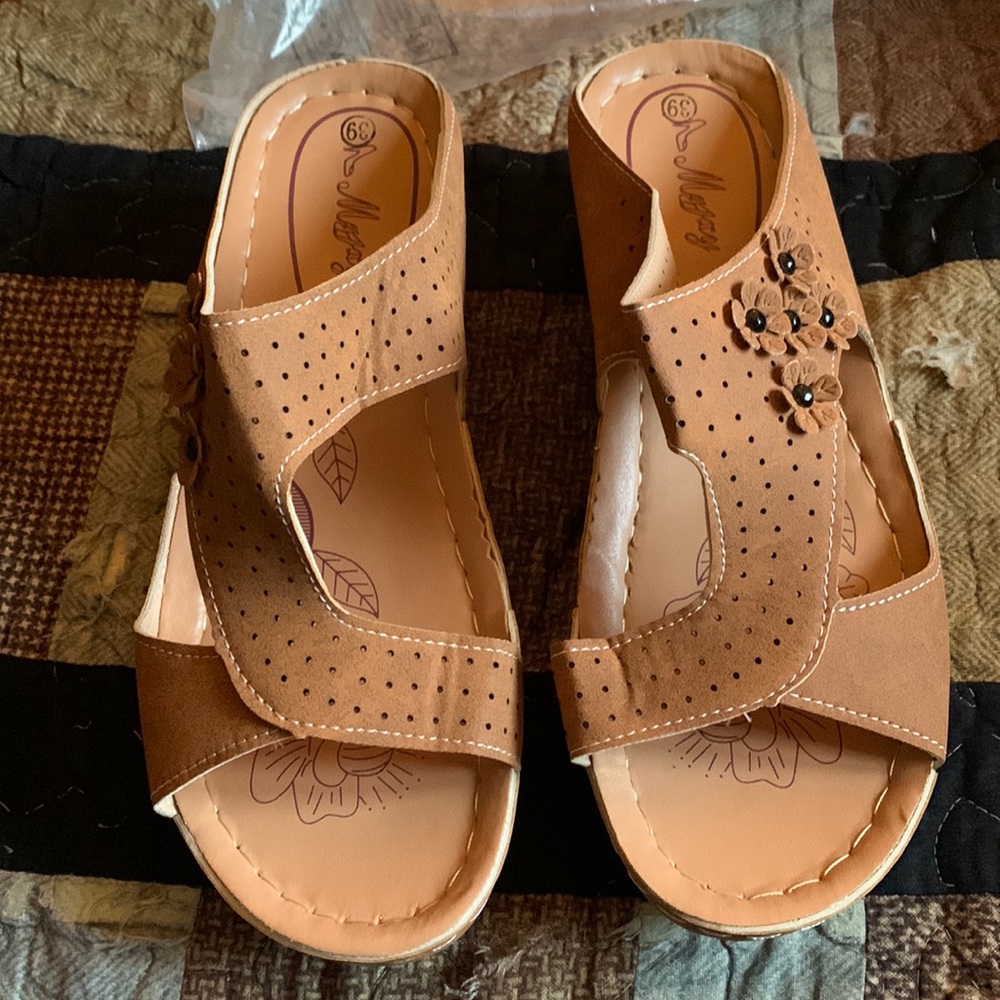 Woman’s slip on shoes Sz 39 8.5 new